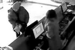 一男子趁洗浴中心收银员熟睡进行盗窃 民警将其拘留